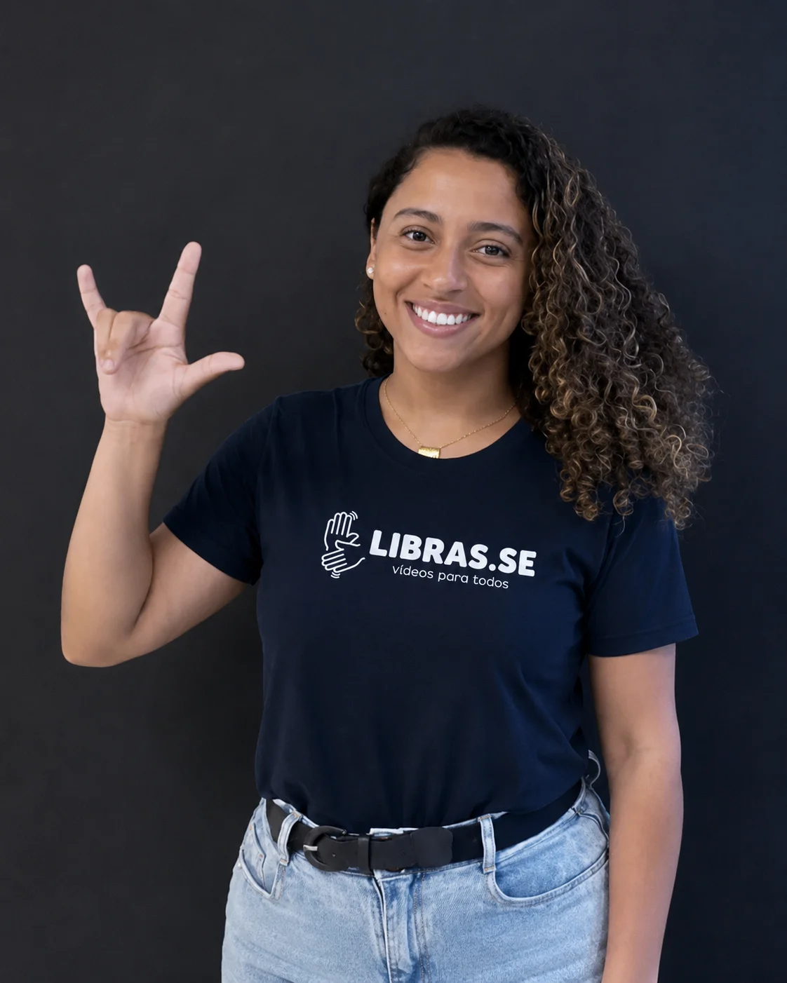 Isah, intérprete de Libras